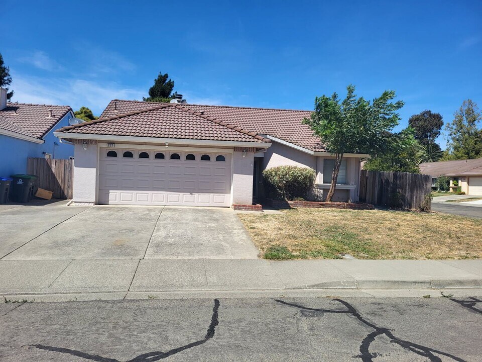 221 Sunhaven Dr in Fairfield, CA - Building Photo