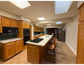 1300 W Ohio Ave in Midland, TX - Foto de edificio - Building Photo