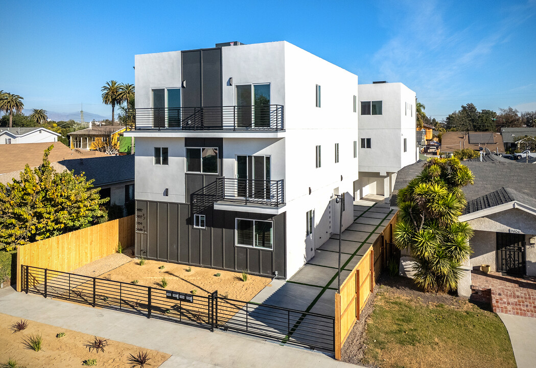 2404 S Cochran Ave in Los Angeles, CA - Building Photo