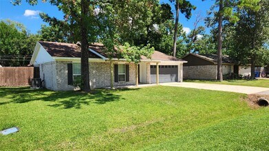 223 Sycamore Dr in Highlands, TX - Foto de edificio - Building Photo
