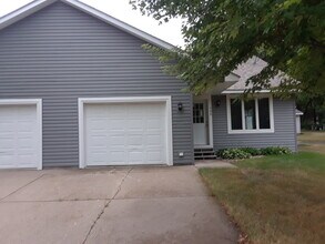 704 S Starr Ave in New Richmond, WI - Building Photo - Building Photo