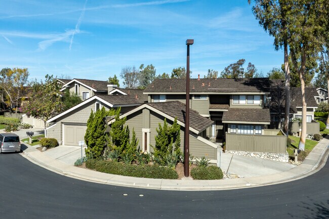 27 Lakeside in Irvine, CA - Building Photo - Building Photo