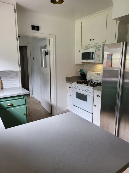 1307 W Noble Ave in Visalia, CA - Building Photo