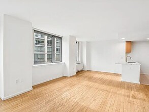 425 E Main St in New York, NY - Building Photo - Building Photo