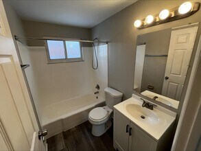 4669 Hilton Ave in Columbus, OH - Foto de edificio - Building Photo