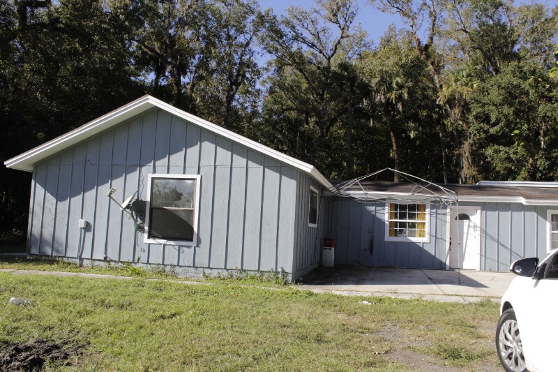 24301 E Colonial Dr in Christmas, FL - Building Photo