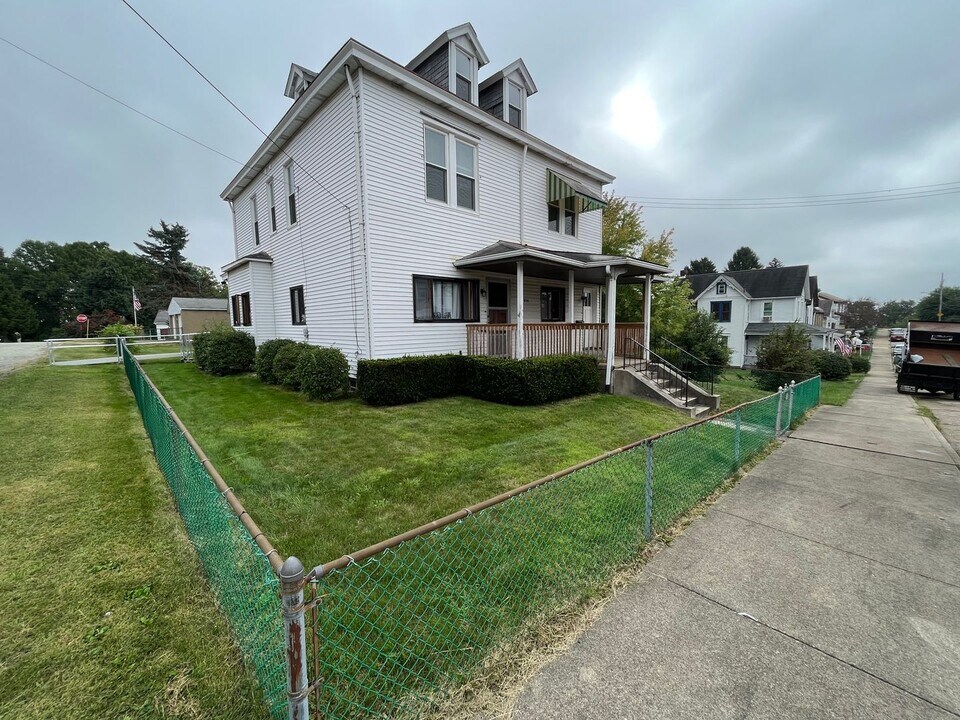 2701 Milburn St-Unit -2 (Second Floor) in McKeesport, PA - Foto de edificio
