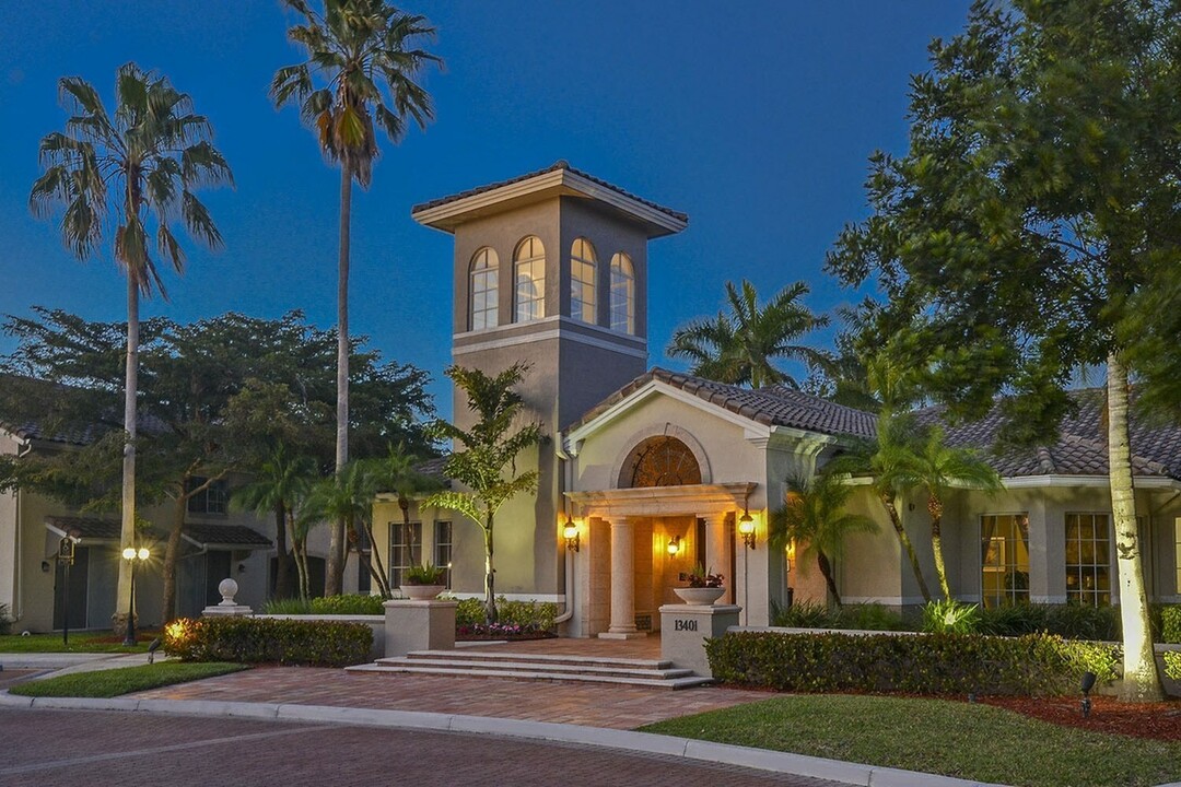 Pembroke Cove in Pembroke Pines, FL - Building Photo