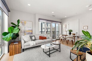 287 Maverick St in Boston, MA - Building Photo
