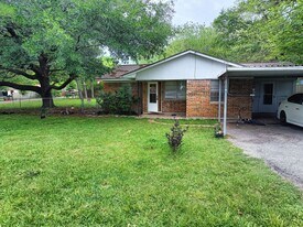 340 West Dr in New Waverly, TX - Building Photo