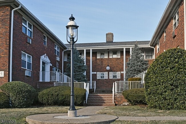 191 N Beverwyck Rd in Parsippany Troy Hills, NJ - Building Photo - Building Photo