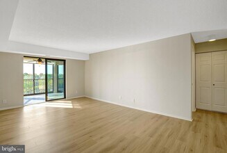 5904 Mt Eagle Dr, Unit 812 in Alexandria, VA - Foto de edificio - Building Photo