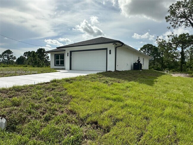 1125 Milwaukee Blvd in Lehigh Acres, FL - Building Photo - Building Photo