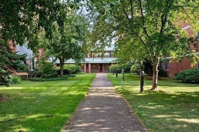 193 Oak St in Newton, MA - Foto de edificio - Building Photo