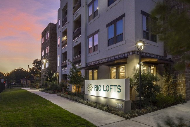 Rio Lofts in San Antonio, TX - Foto de edificio - Building Photo