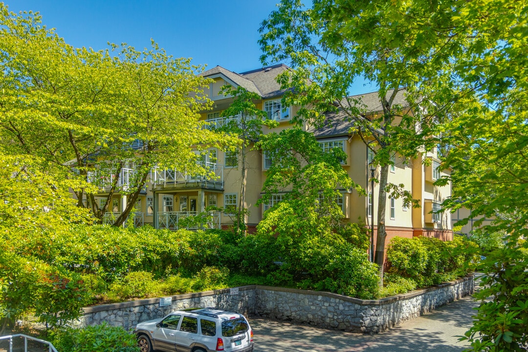 Thames Court in Vancouver, BC - Building Photo