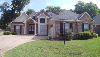 1050 Azalea Garden Dr in Shreveport, LA - Building Photo