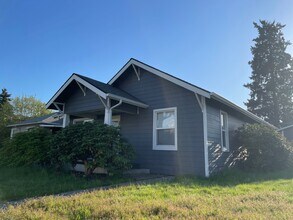 221 F St SE in Auburn, WA - Building Photo - Building Photo