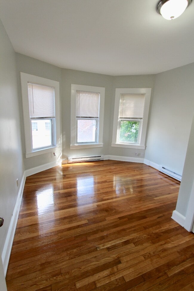 94 E Cottage St, Unit 2 in Boston, MA - Foto de edificio - Building Photo