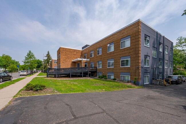 NIC 44 in Minneapolis, MN - Foto de edificio - Building Photo