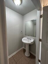 13613 Woodstone Way in San Antonio, TX - Foto de edificio - Building Photo