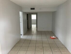 701 NE 8th St in Hallandale Beach, FL - Foto de edificio - Building Photo