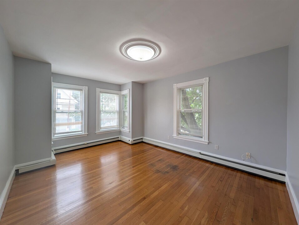 322 Beacon St, Unit 2 in Somerville, MA - Building Photo