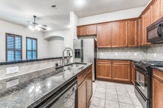 6763 Plaza Via in Irving, TX - Foto de edificio - Building Photo