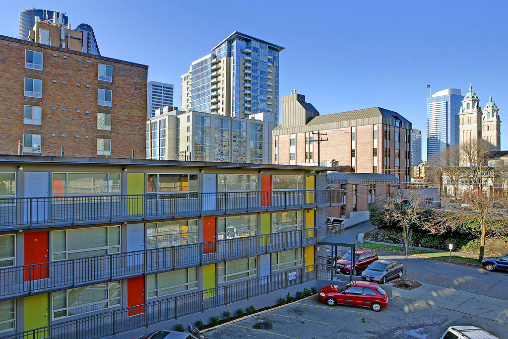 Starlight Apartments in Seattle, WA - Building Photo