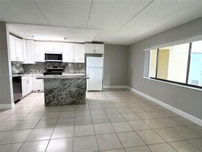 105 Meadows Cir, Unit 105 in Boynton Beach, FL - Foto de edificio - Building Photo