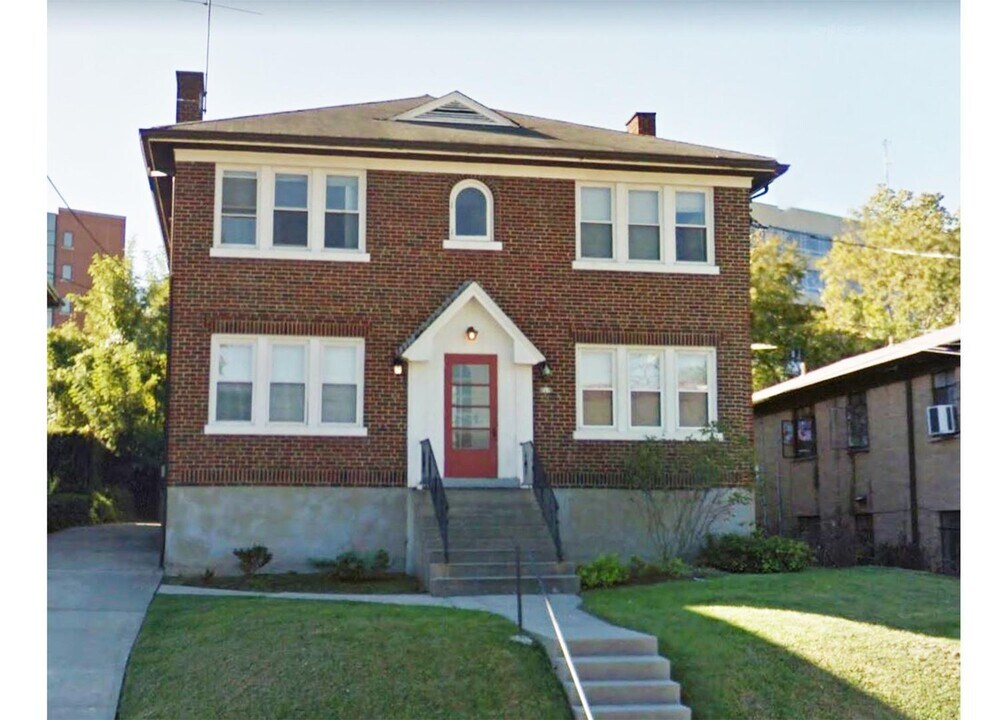 319 Terrace Ave in Cincinnati, OH - Building Photo