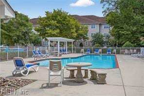 932 Southmoor Dr, Unit 323 in Virginia Beach, VA - Building Photo - Building Photo
