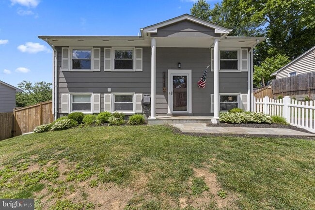 13728 Gran Deur Dr in Woodbridge, VA - Foto de edificio - Building Photo