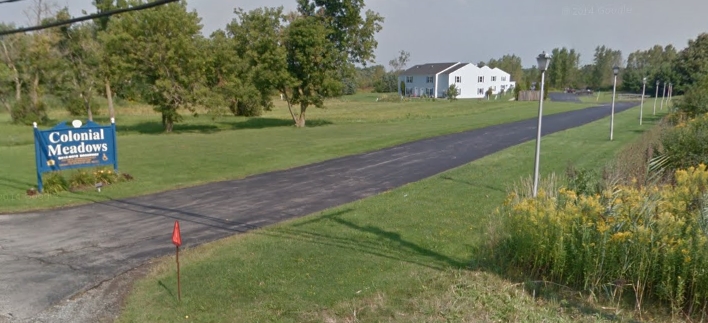 Colonial Meadows in Lancaster, NY - Foto de edificio