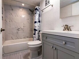 5419 Hansel Ave, Unit Camelot by the Lake in Orlando, FL - Building Photo