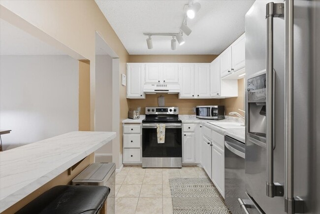 10451 Greenbrier Rd in Minnetonka, MN - Building Photo - Building Photo