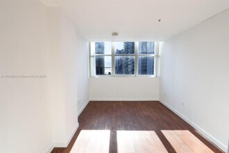 2200 NE 4th Ave, Unit 807 in Miami, FL - Foto de edificio - Building Photo