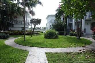 946 Bay Dr-Unit -12 in Miami Beach, FL - Building Photo - Building Photo