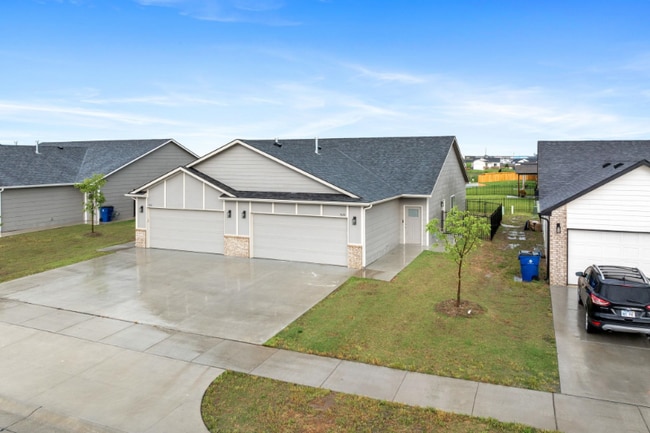 5120 N Cypress St in Bel Aire, KS - Building Photo - Building Photo