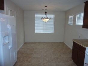 3810 Shimmering Creek Ave in North Las Vegas, NV - Foto de edificio - Building Photo