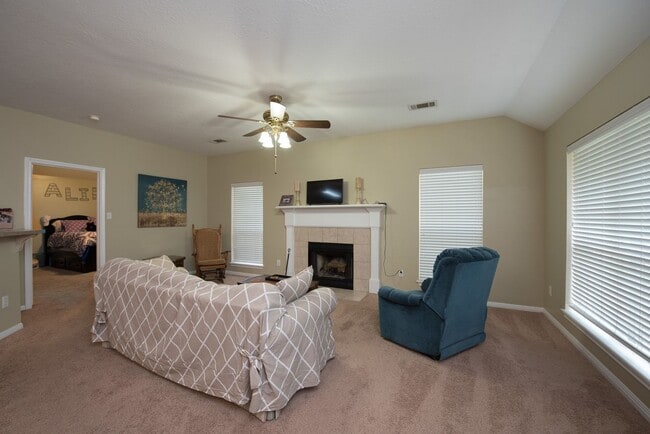 AUGUST PRE-LEASE!  3/3 Close to Campus - Across the Street from the Bus Stop! in College Station, TX - Building Photo - Building Photo