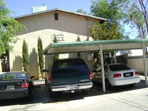 Queens 12 in Palmdale, CA - Foto de edificio - Building Photo