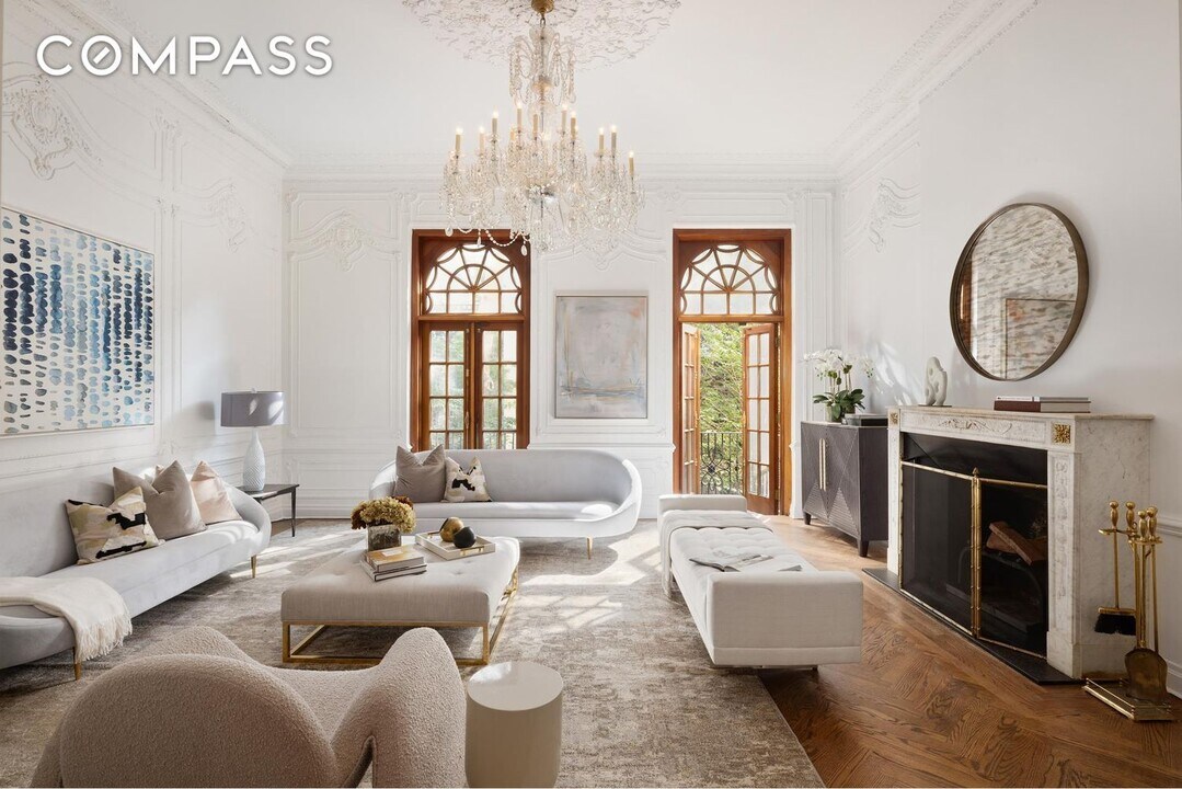 136 E 65th St in New York, NY - Building Photo