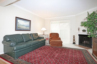 Laguna Park in Stockton, CA - Building Photo - Interior Photo