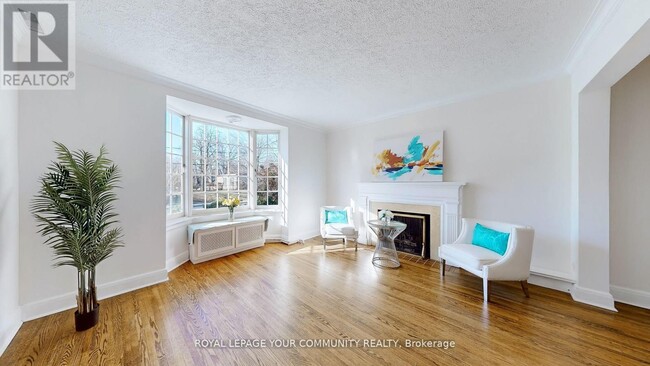 19 Strathgowan Crescent in Toronto, ON - Building Photo - Building Photo