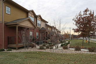 Westchester Townhomes Apartments in Lenexa, KS - Foto de edificio - Building Photo