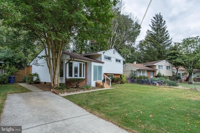 12909 Grenoble Dr in Rockville, MD - Foto de edificio - Building Photo