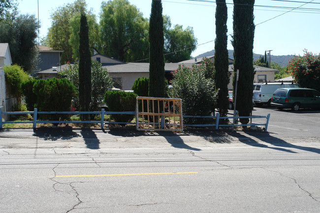 7628 Foothill Blvd in Tujunga, CA - Foto de edificio - Building Photo