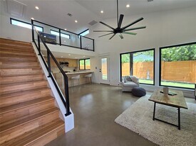 1112 W N Loop Blvd in Austin, TX - Building Photo