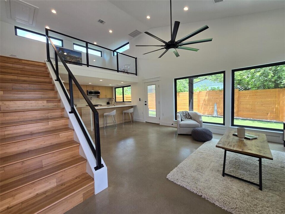 1112 W N Loop Blvd in Austin, TX - Building Photo